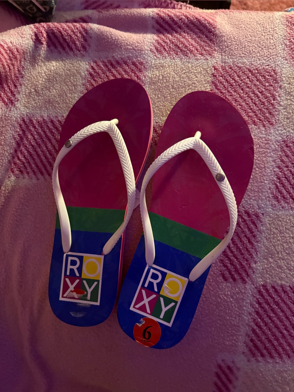 Y2K beach girl Roxy Pink and White Flip-Flops with Colorblock Detail